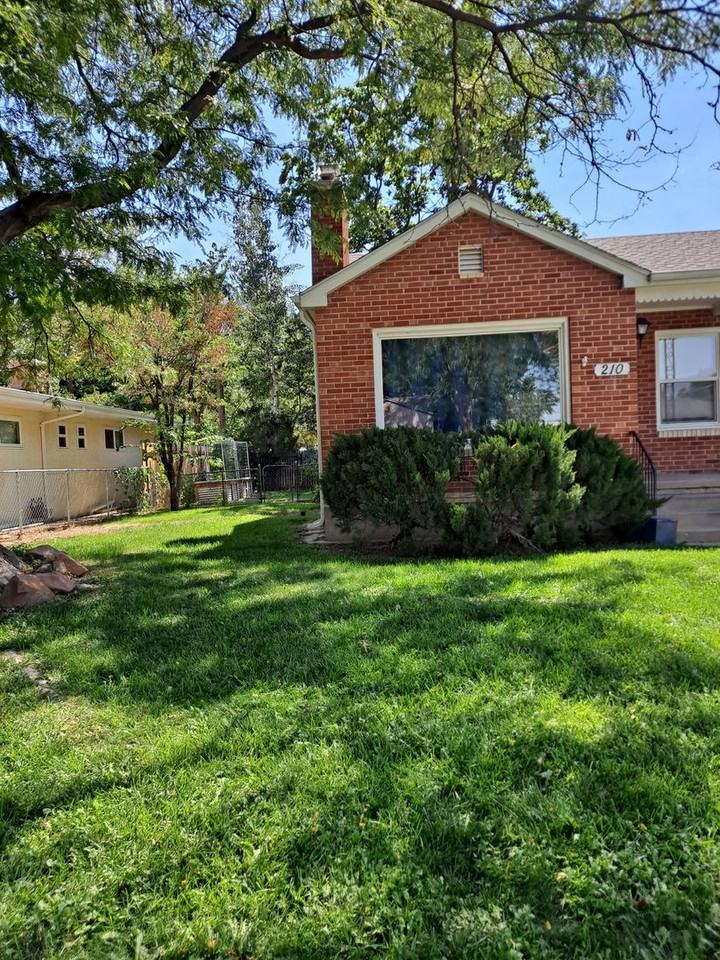 210 Kenwood Dr - Photo 2 of 31