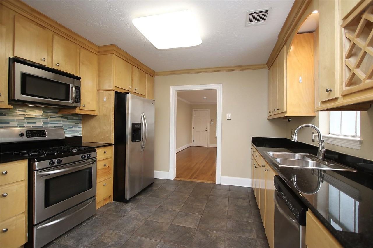 1010 Louise Street - Photo 6 of 21