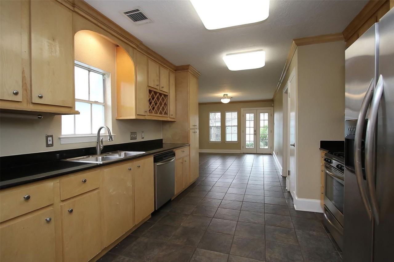 1010 Louise Street - Photo 7 of 21