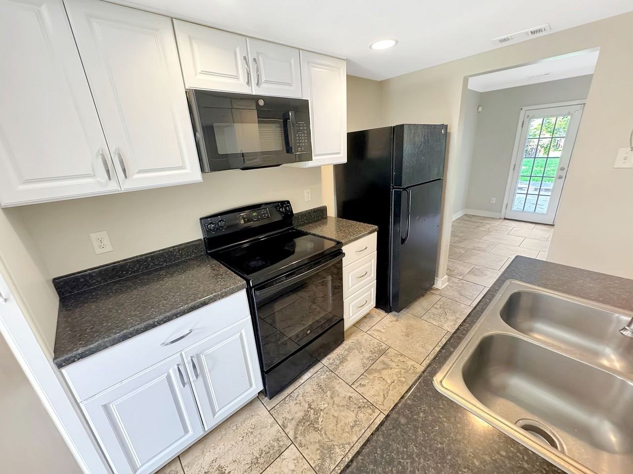 1402 Mechanicsville Tpke - Photo 2 of 13