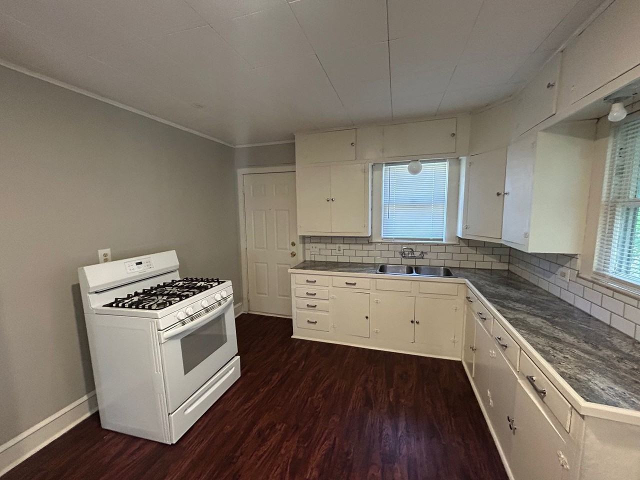 2505 Proctor Ave - Photo 2 of 11