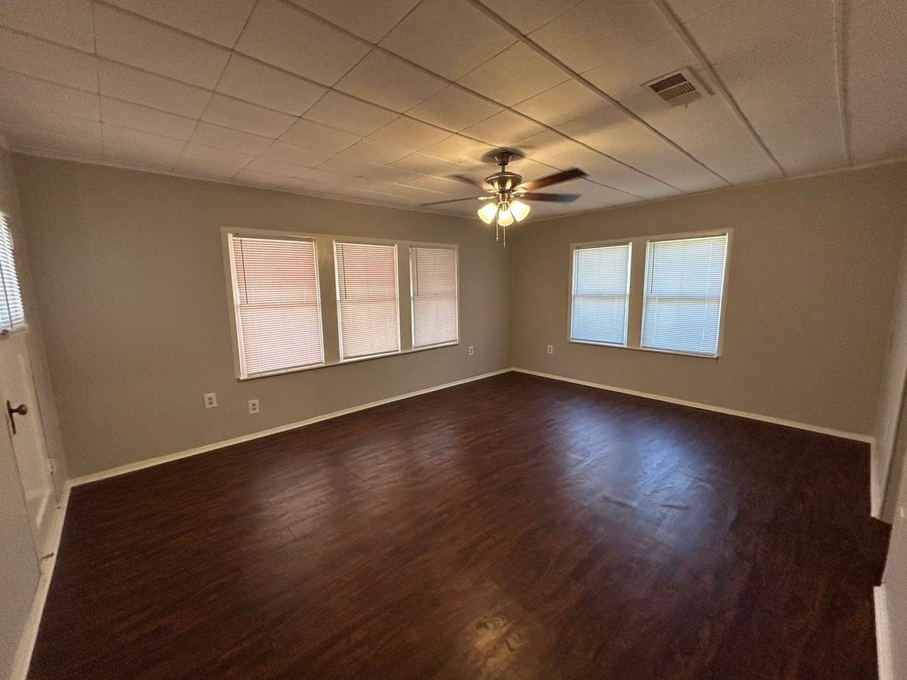 2505 Proctor Ave - Photo 4 of 11