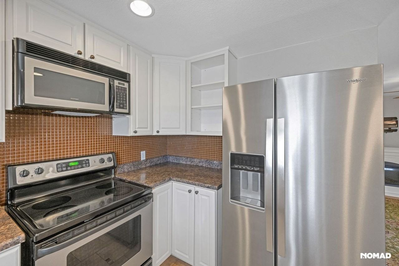 10136 W Keene Ave - Photo 3 of 32