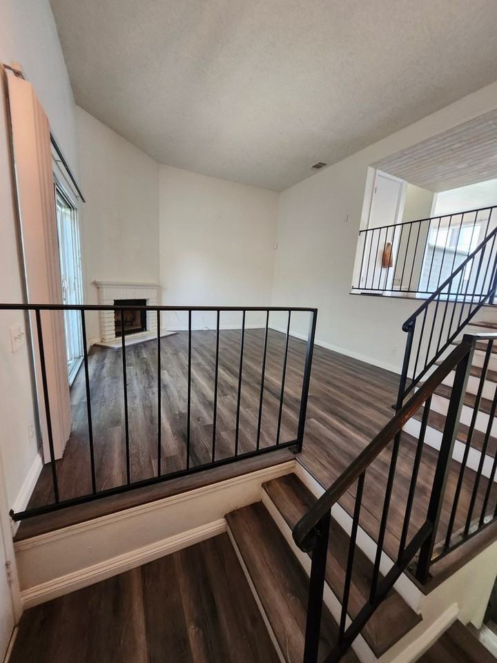 1441 W Village Ln - Photo 3 of 50