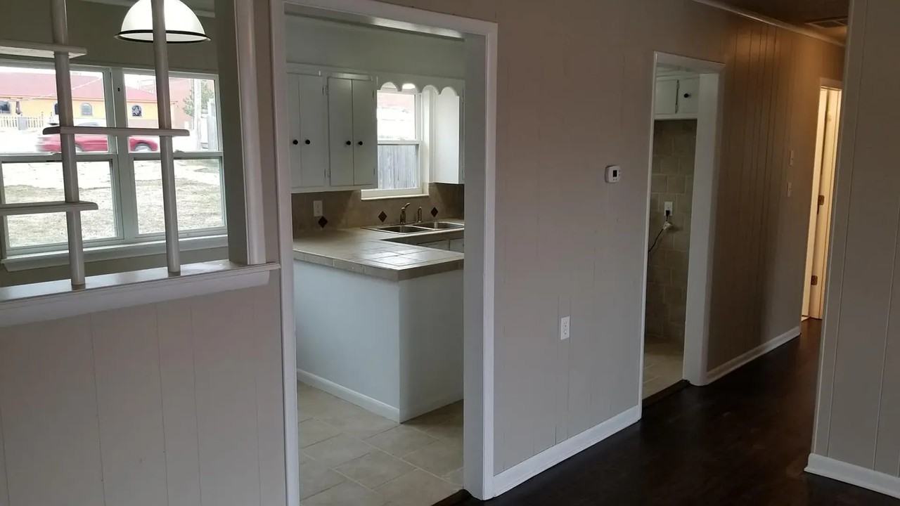 301 E 11th St - Photo 3 of 12