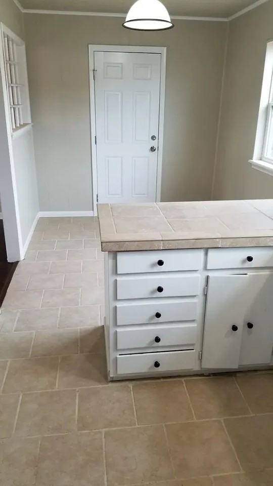 301 E 11th St - Photo 5 of 12