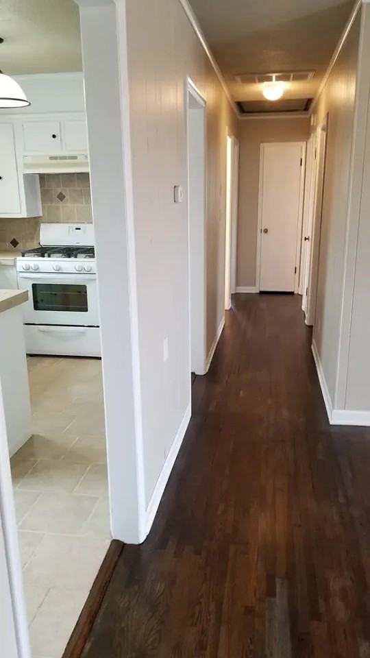 301 E 11th St - Photo 6 of 12