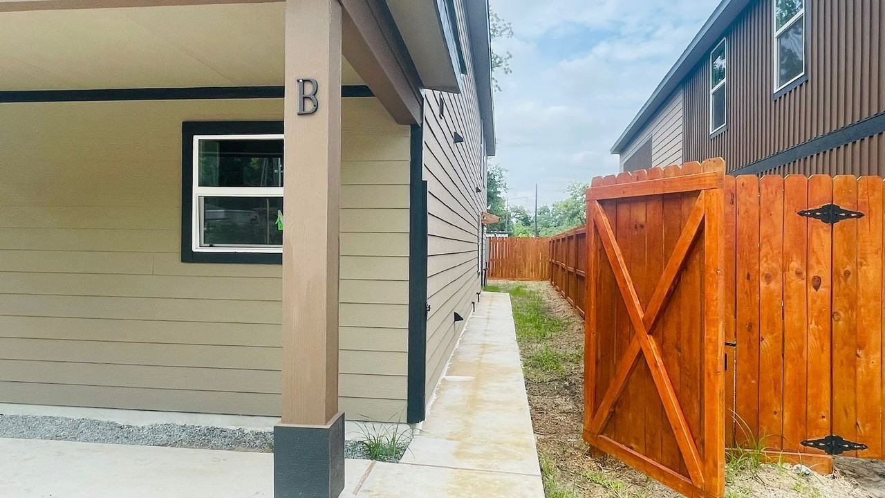 7611 Shotwell St #B - Photo 2 of 10