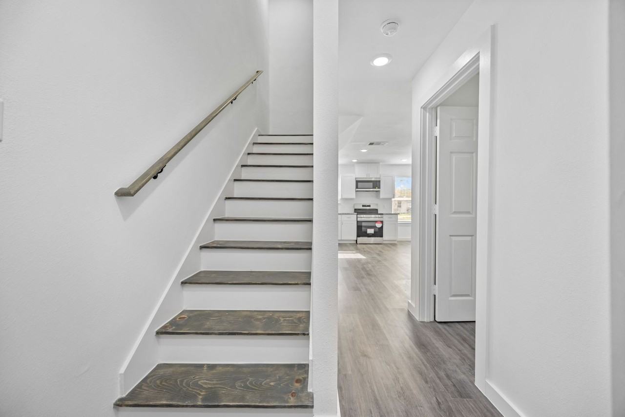 7611 Shotwell St #B - Photo 6 of 10