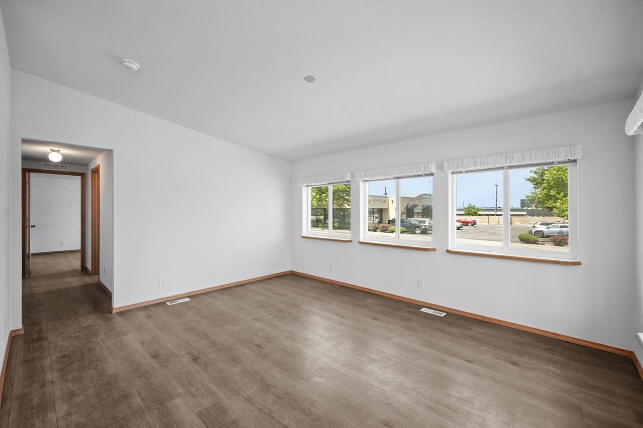 204 S Sheridan St - Photo 3 of 18