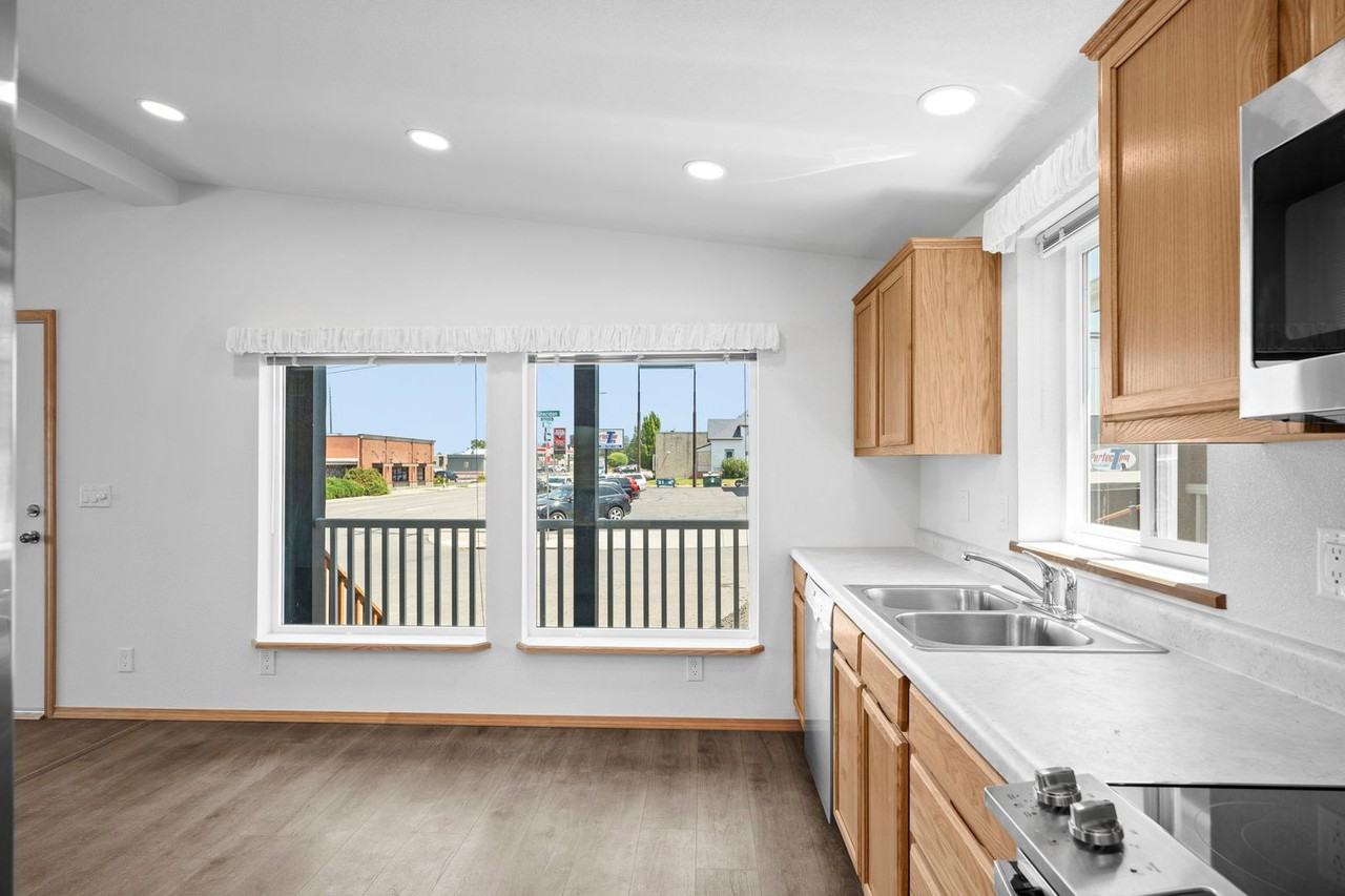 204 S Sheridan St - Photo 6 of 18