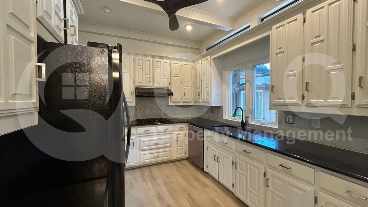 3701 Leathertop Dr - Photo 3 of 10