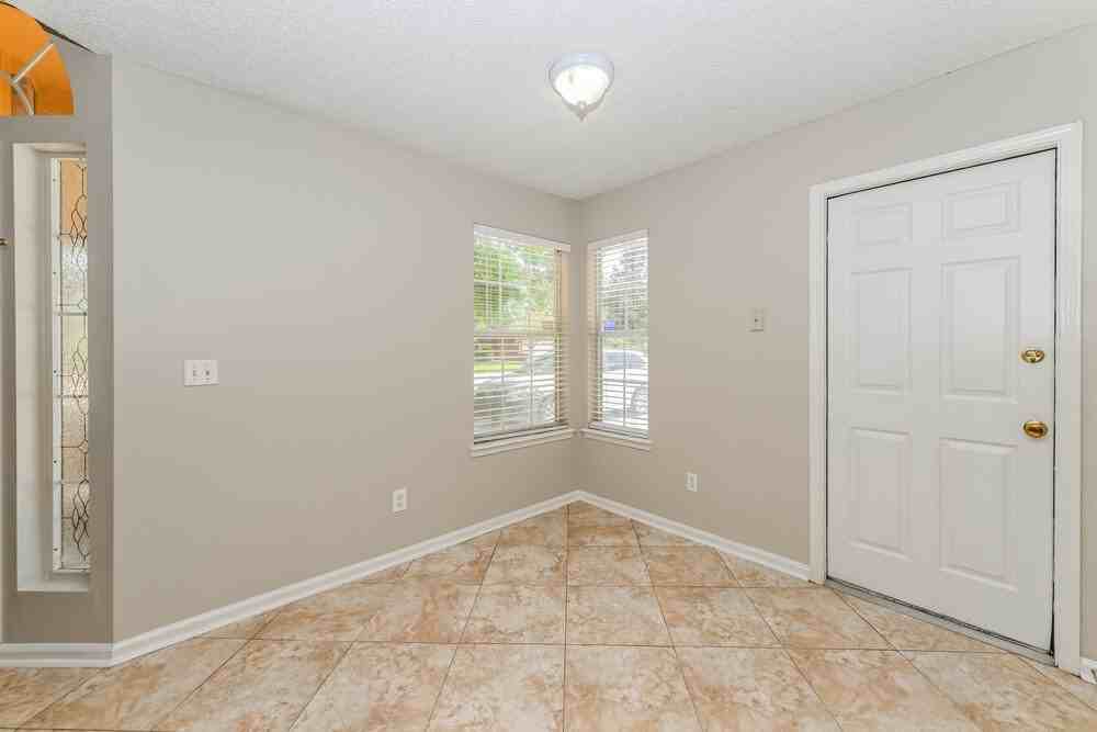 2877 Sutton Estates Cir N - Photo 6 of 16