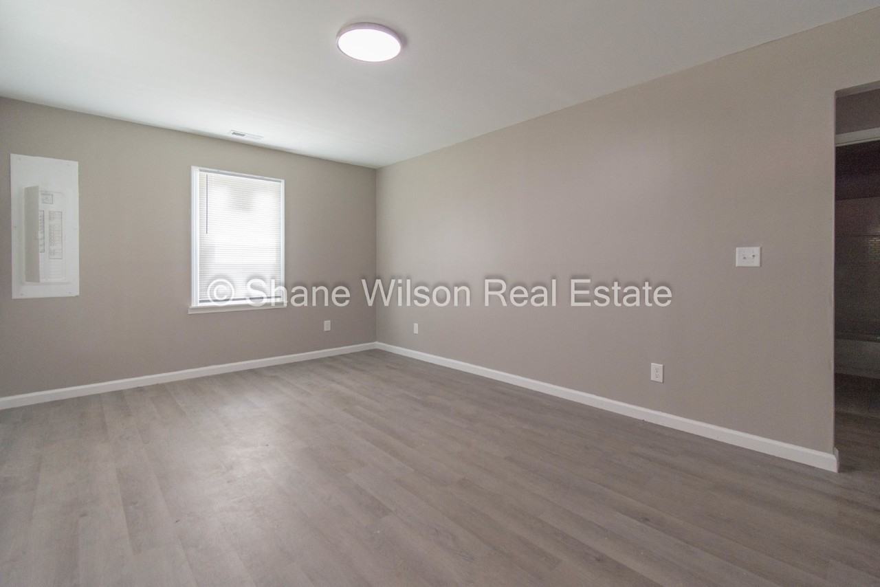 2903 S Hawthorne St - Photo 3 of 12