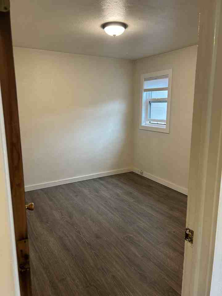 962 1/2 E 5th Ave #NA - Photo 3 of 6