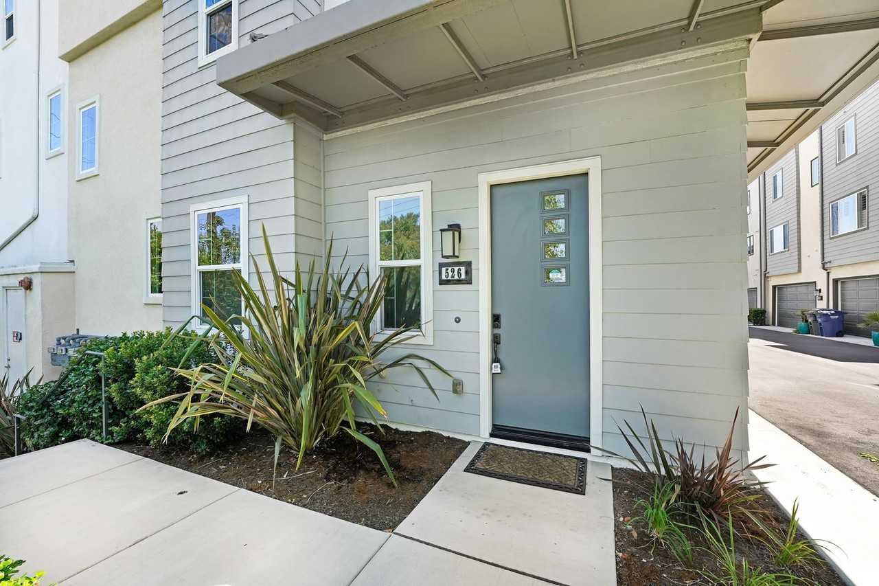 526 E Imperial Ave - Photo 2 of 25