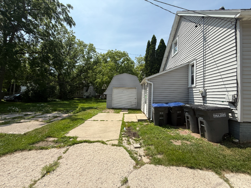 1126 S 17th St - Photo 2 of 2