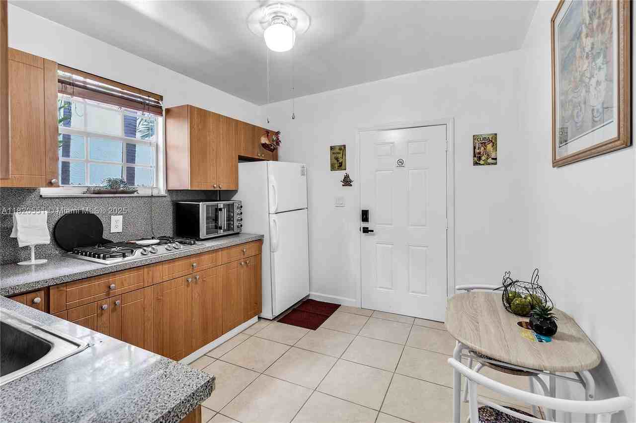 1828 Sw 6th St #1-1 - Photo 3 of 10