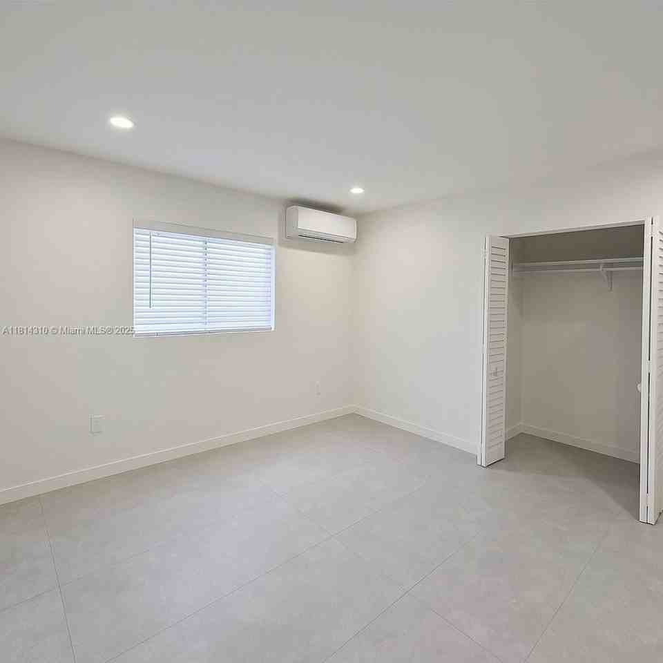 1601 Nw 36th Ave #3-3 - Photo 3 of 6