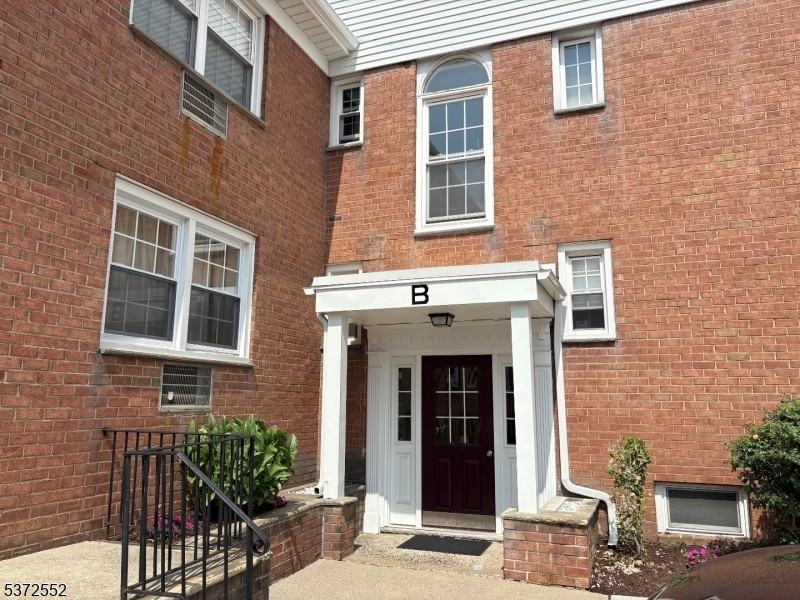 565 Grove St - Photo 2 of 10