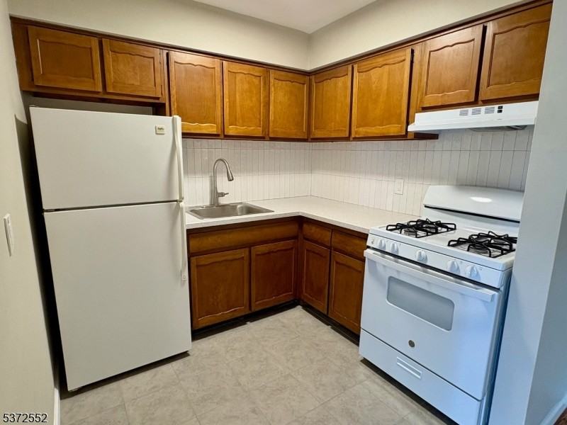 565 Grove St - Photo 3 of 10