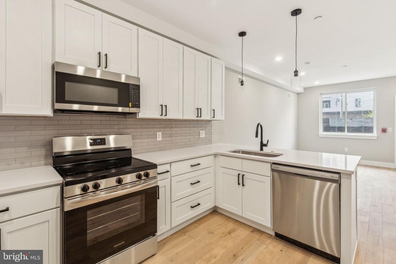 1808 E Hagert St #1 - Photo 2 of 6