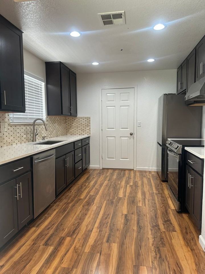 19800 Echo St - Photo 3 of 14