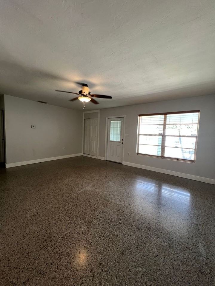 212 Granada St - Photo 5 of 13