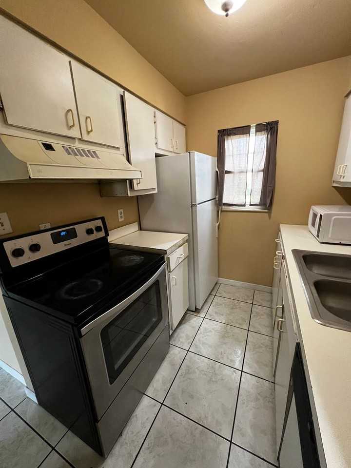 827 Sky Lake Cir - Photo 4 of 10