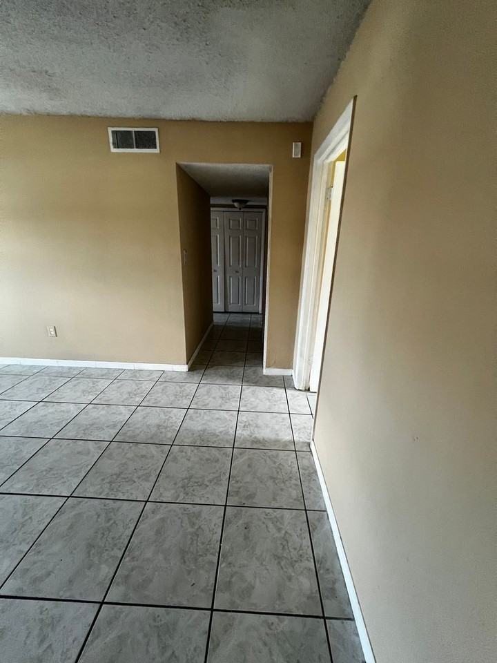 827 Sky Lake Cir - Photo 5 of 10