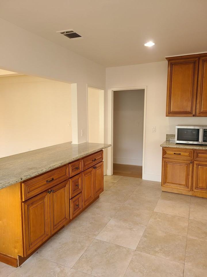 522 N Hobart Blvd - Photo 4 of 13