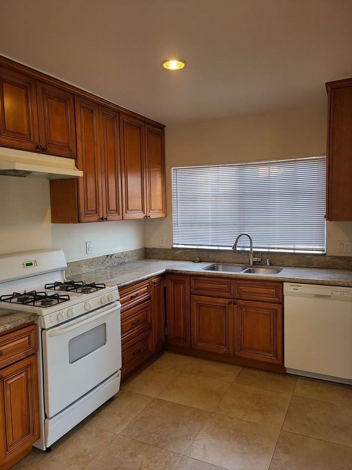 522 N Hobart Blvd - Photo 5 of 13