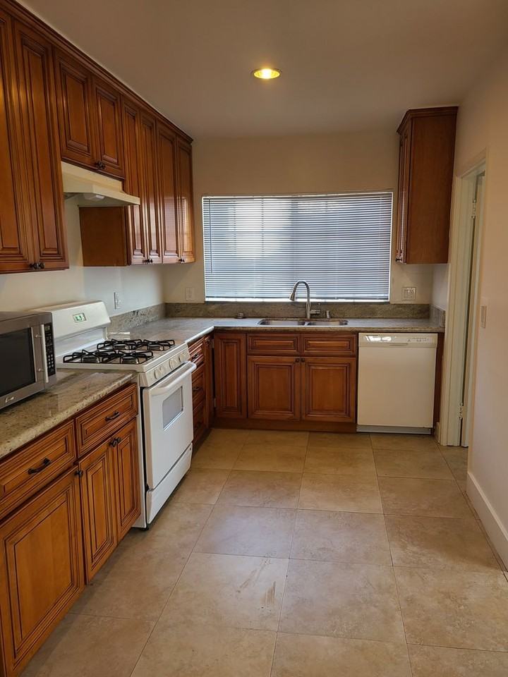 522 N Hobart Blvd - Photo 6 of 13