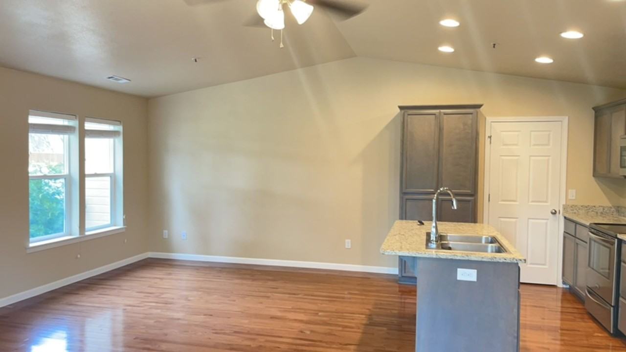 950 N 5th St #B - Photo 5 of 22