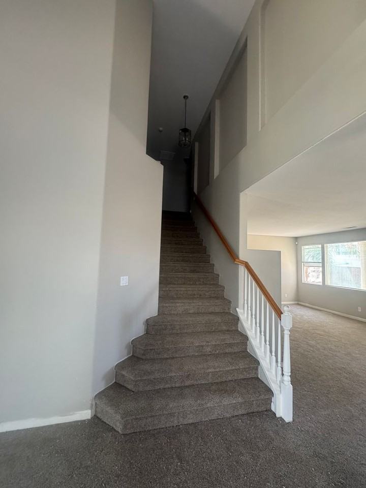 5575 Sunview Ct - Photo 3 of 7