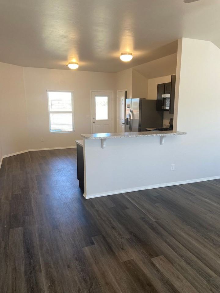 527 Se 3rd Pl - Photo 5 of 21