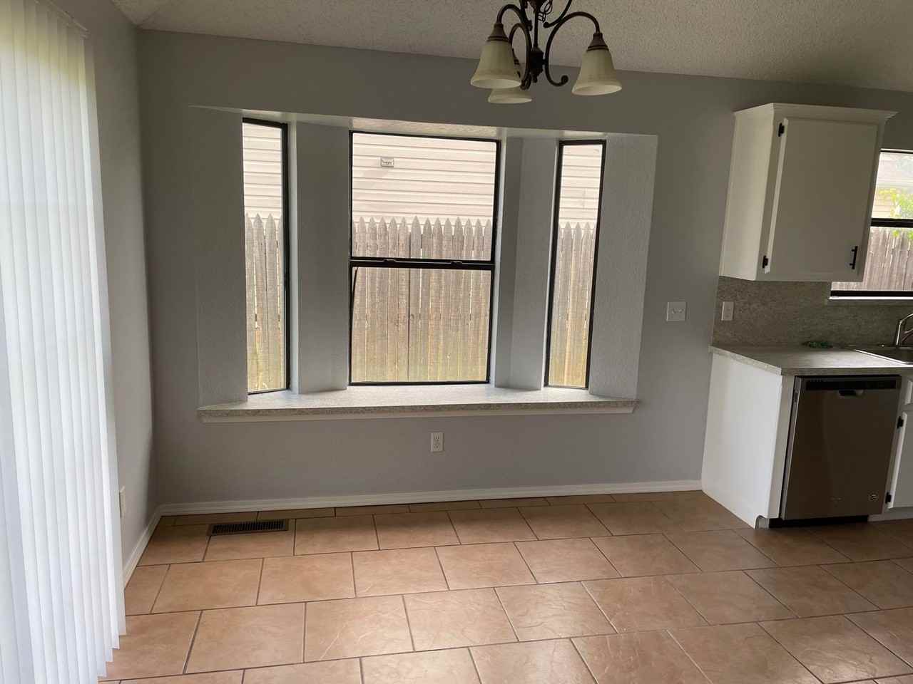 1201 Edinburg Dr - Photo 3 of 23