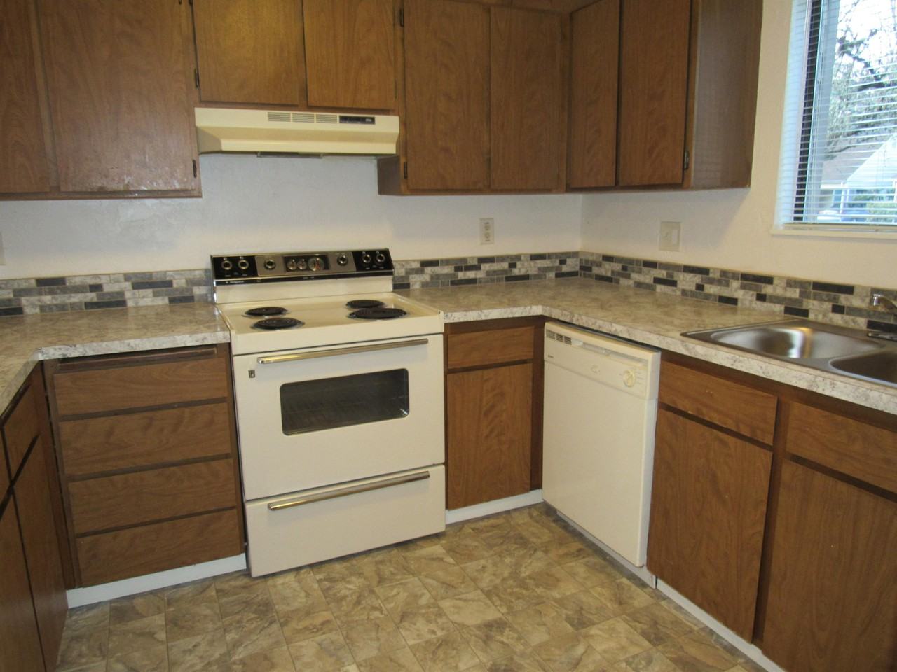 Rivers Edge Apts - Photo 2 of 12