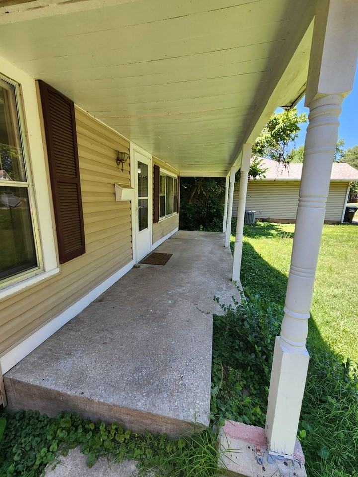 2526 W Madison St - Photo 2 of 26