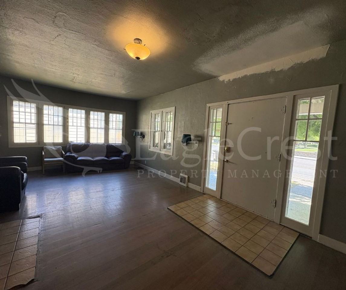 1035 Isaacs Ave - Photo 6 of 45