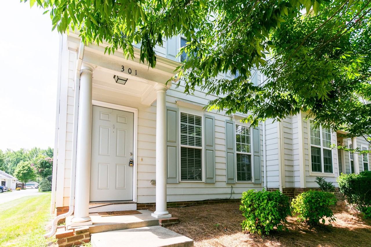 301 Danbury Ct - Photo 2 of 15