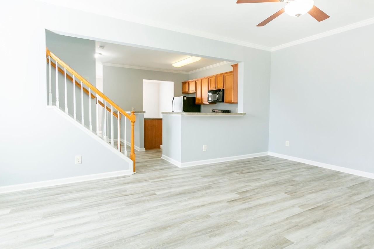 301 Danbury Ct - Photo 4 of 15