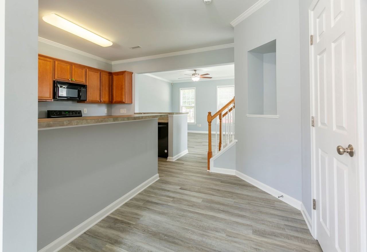 301 Danbury Ct - Photo 5 of 15