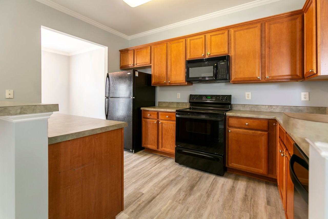 301 Danbury Ct - Photo 6 of 15