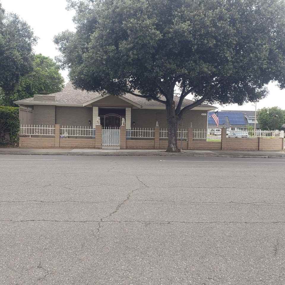 14711 Yorba St - Photo 2 of 39