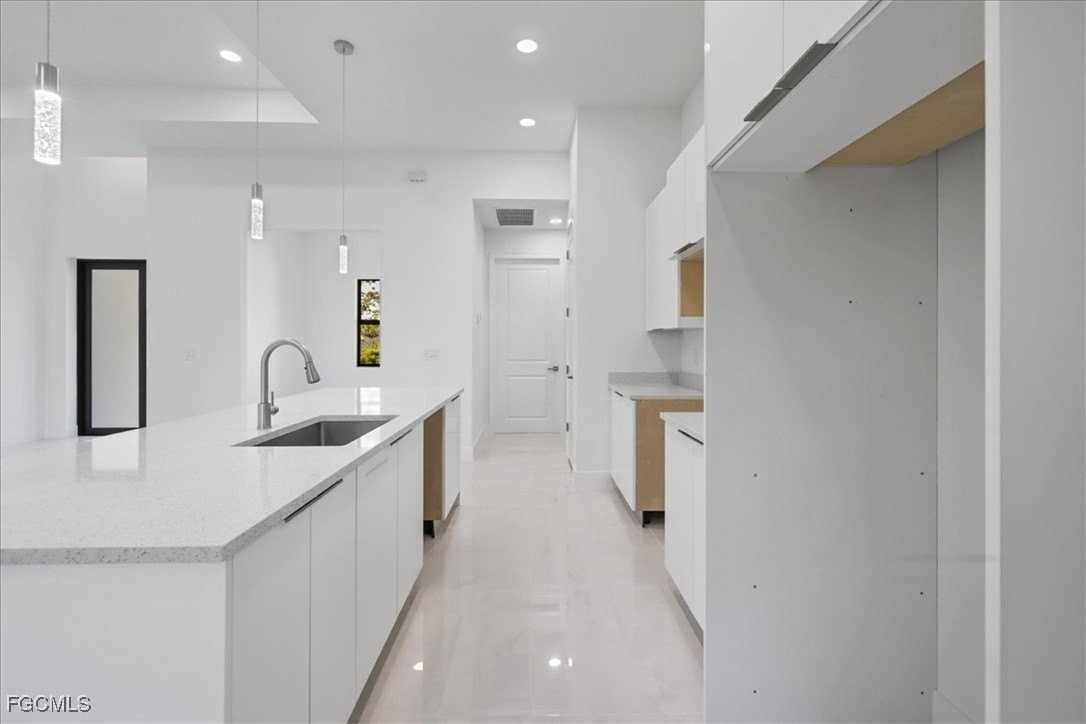 820 Ashland St E - Photo 3 of 38