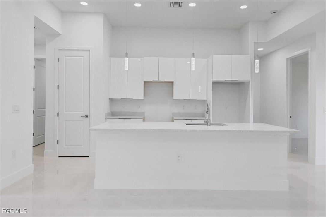 820 Ashland St E - Photo 4 of 38