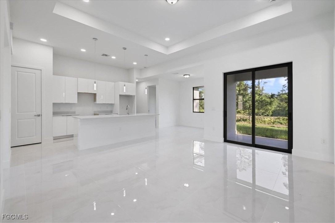 820 Ashland St E - Photo 6 of 38