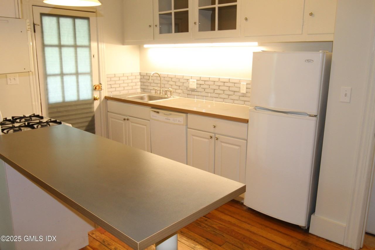 428 E Putnam Ave #2 - Photo 3 of 13