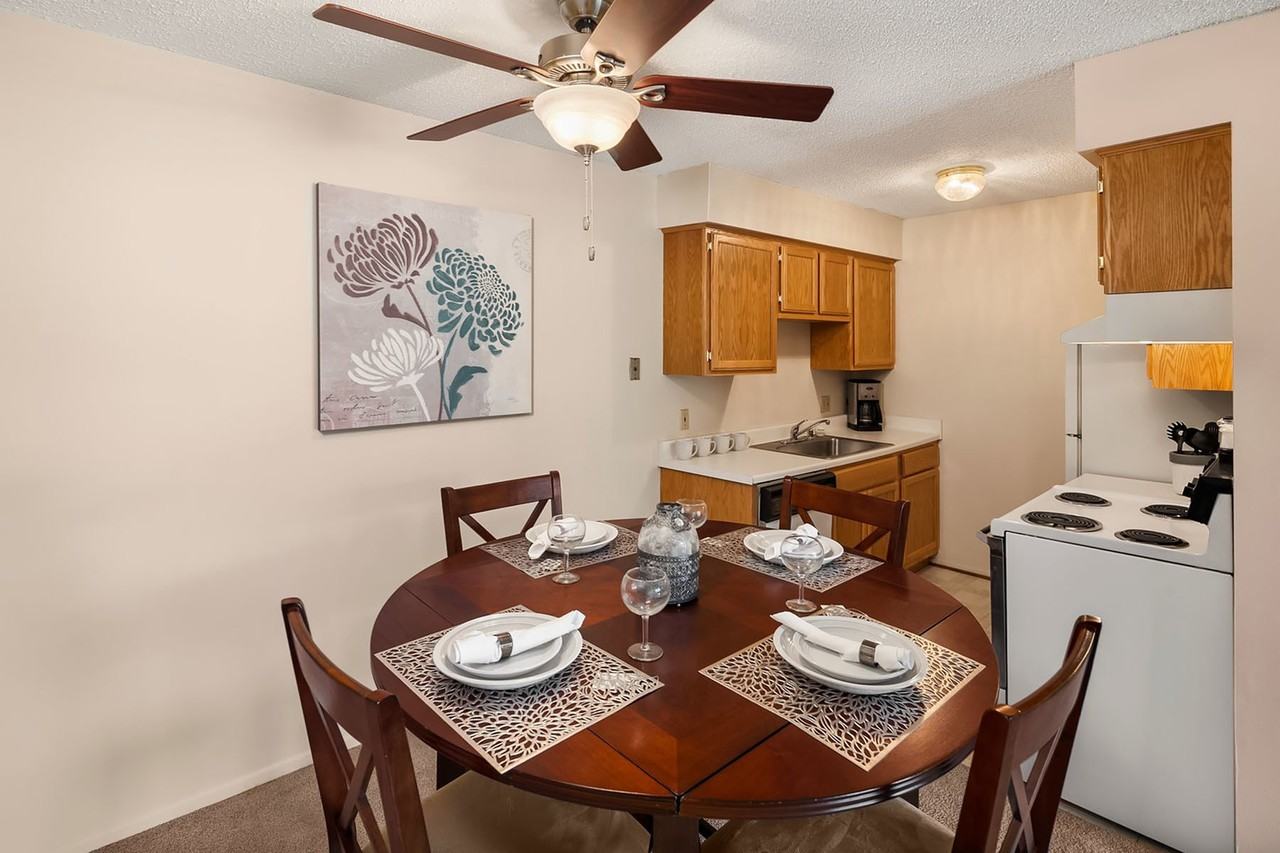 Clinton Manor Apartments - Photo 4 of 13